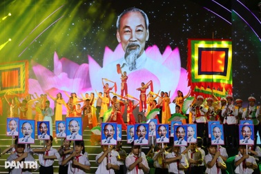 Khánh thành tượng đài "Bác Hồ về thăm quê" trong dịp Lễ hội Làng Sen