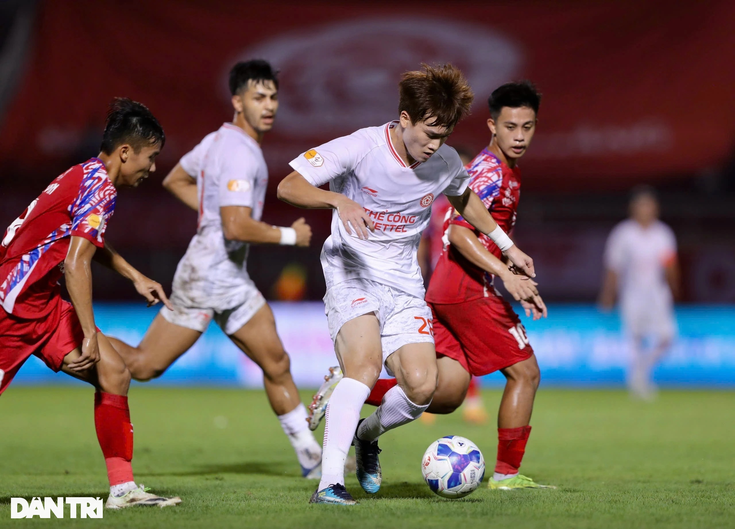 Ο Hoang Duc ήταν νωθρός, οι Cong Viettel μοιράστηκαν βαθμούς με την Ho Chi Minh City Club - 4 Hoàng Đức mờ nhạt, Thể Công Viettel chia điểm với CLB TPHCM - 4