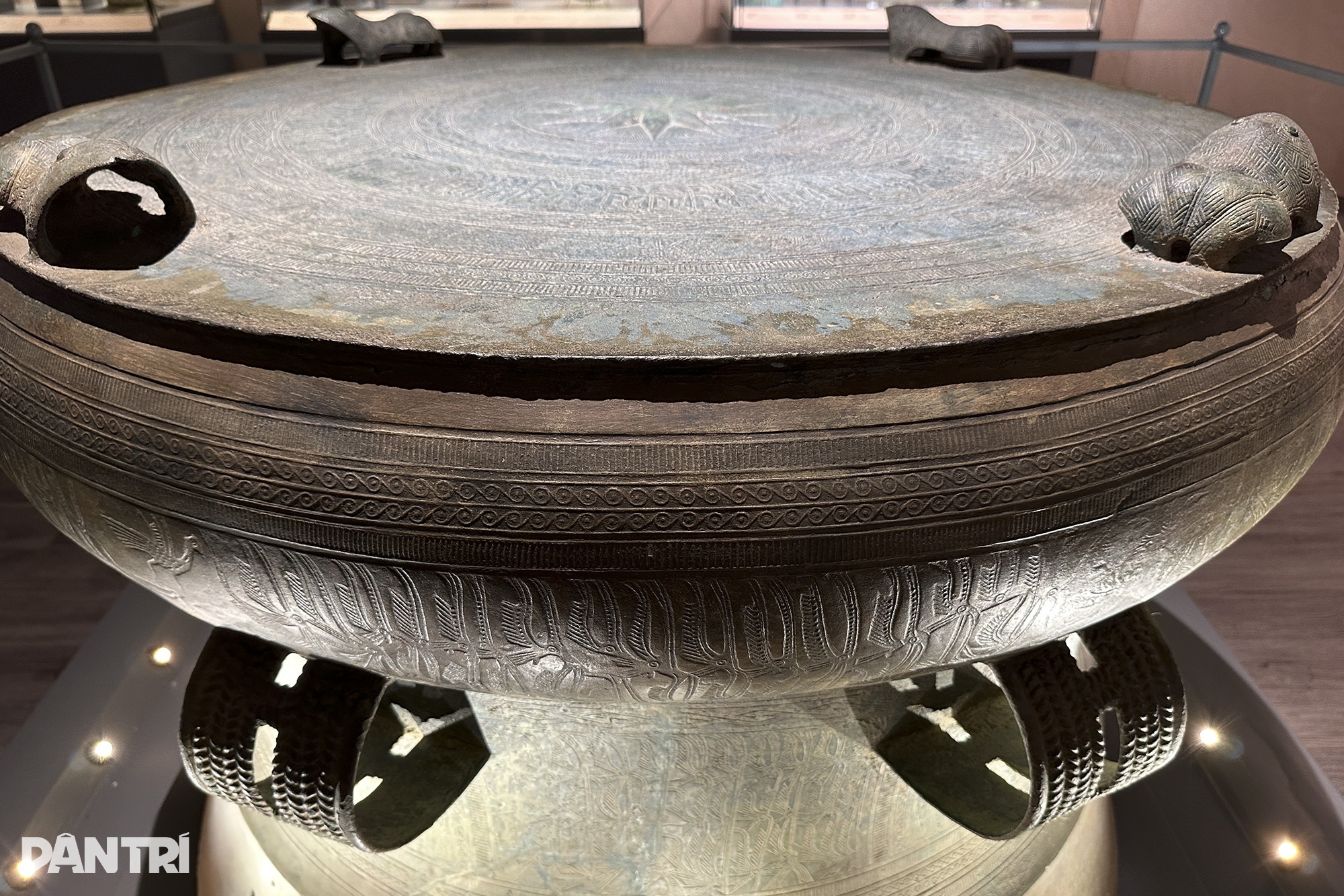 Beundrar den största Dong Son-bronstrumman som någonsin visats upp i Hanoi - 6 Ngắm trống đồng Đông Sơn lớn nhất từ trước đến nay đang trưng bày ở Hà Nội  - 6