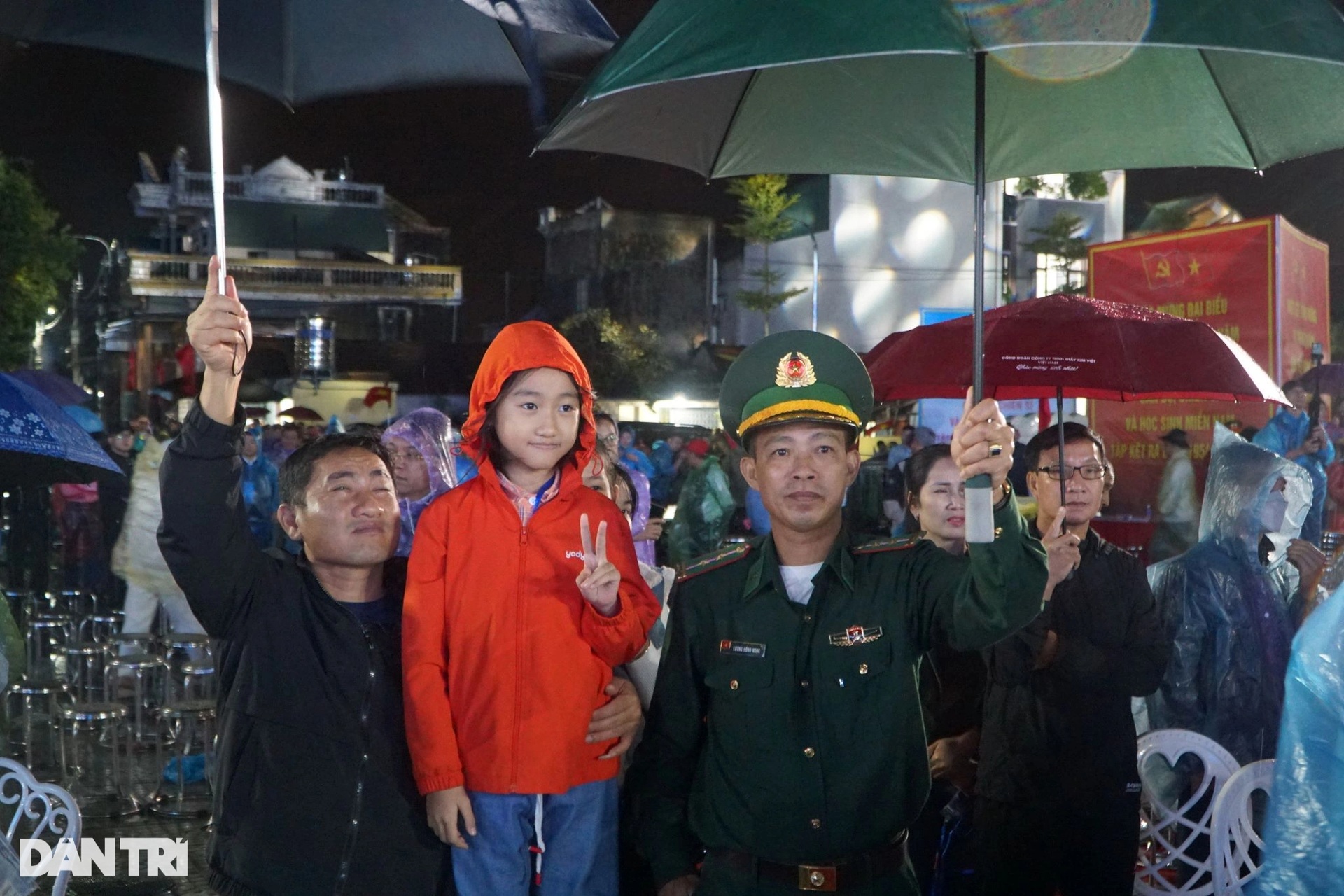 Hàng nghìn người đội mưa dự kỷ niệm 70 năm đồng bào miền Nam tập kết ra Bắc - 10 Hàng nghìn người đội mưa dự kỷ niệm 70 năm đồng bào miền Nam tập kết ra Bắc - 10