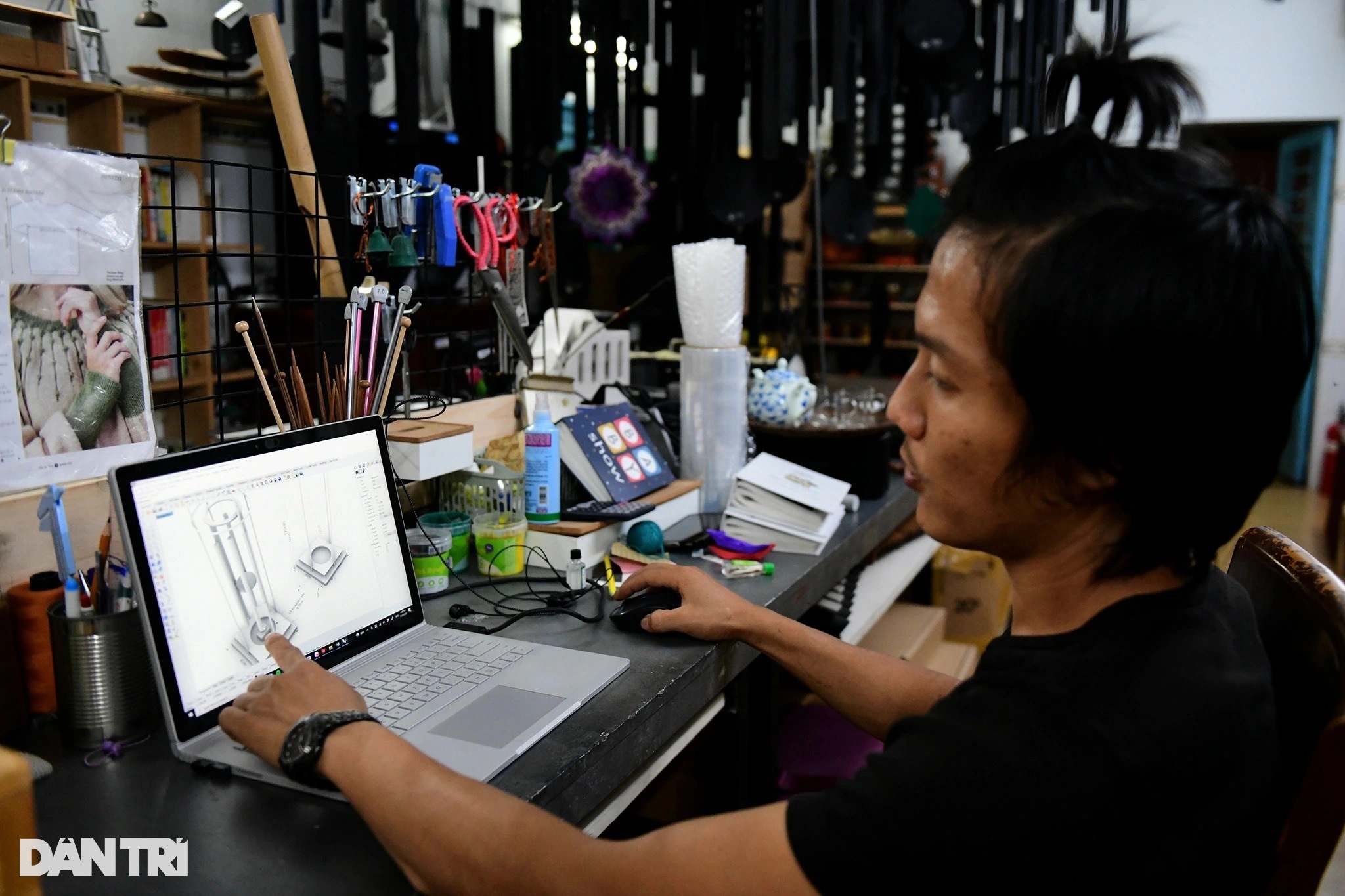 Chàng kỹ sư IT bỏ nghề, chế tạo chuông gió nhạc thiền từ kim loại vô tri - 2 Chàng kỹ sư IT bỏ nghề, chế tạo chuông gió nhạc thiền từ kim loại vô tri - 2