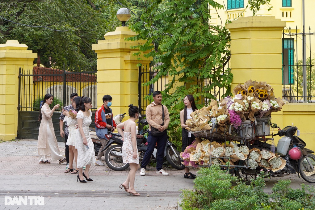 Hà Nội: Đường Phan Đình Phùng như phố đi bộ vì dòng người đổ về chụp ảnh - 7 Hà Nội: Đường Phan Đình Phùng như phố đi bộ vì dòng người đổ về chụp ảnh - 7