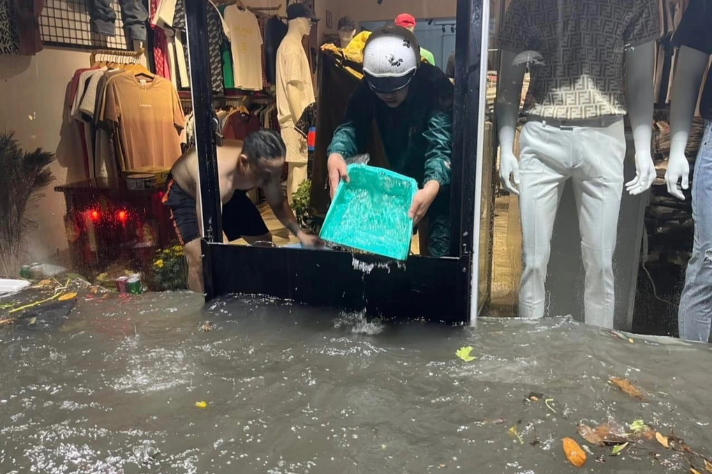 Mưa lớn kéo dài ở Bình Dương, nhiều nơi ngập đến yên xe - 2 Mưa lớn kéo dài ở Bình Dương, nhiều nơi ngập đến yên xe - 2