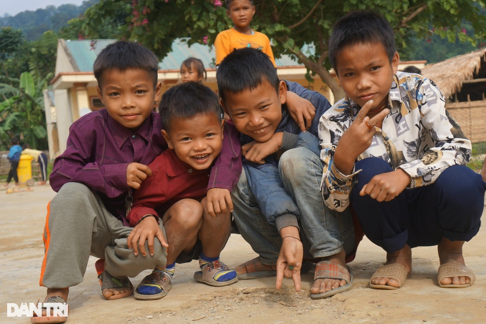 Thầy cô gánh xe máy vượt sông, mang con chữ vào nơi thâm sơn cùng cốc - 9 Thầy cô gánh xe máy vượt sông, mang con chữ vào nơi thâm sơn cùng cốc - 9