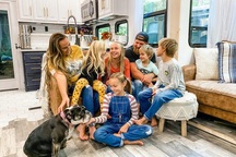 Gia đình 7 người bỏ biệt thự rộng 400m2 chuyển đến sống trên ô tô