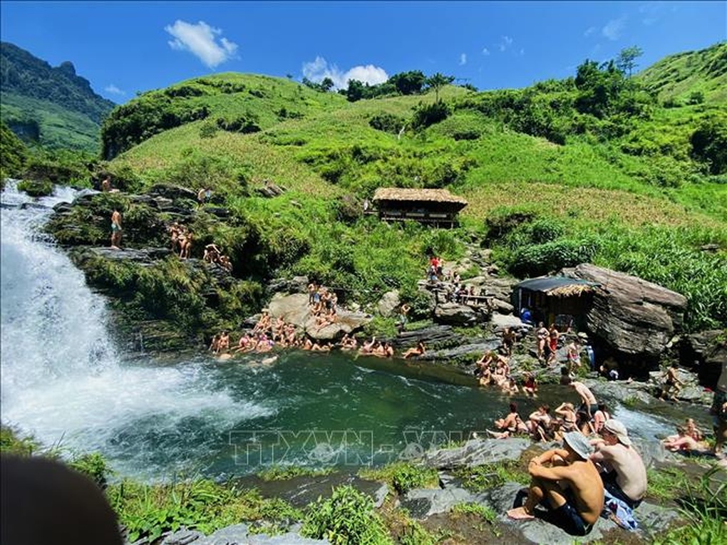 Hà Giang tạm dừng hoạt động tắm tại thác Du Già sau vụ du khách tử vong - 1 Hà Giang tạm dừng hoạt động tắm tại thác Du Già sau vụ du khách tử vong - 1