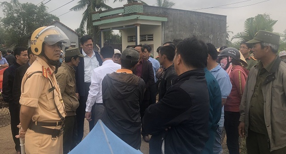 Người dân dàn hàng chặn xe đi dự khánh thành nhà máy điện mặt trời - 1