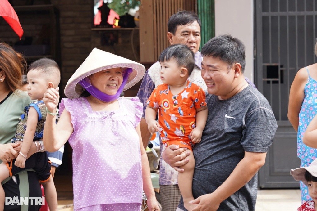 Người dân hào hứng trong ngày khởi công cải tạo bờ bắc kênh Đôi TPHCM - 2 Người dân hào hứng trong ngày khởi công cải tạo bờ bắc kênh Đôi TPHCM - 2
