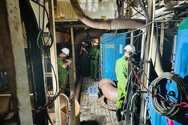 Bên trong tàu chở dầu xảy ra nổ làm 9 người bỏng nặng