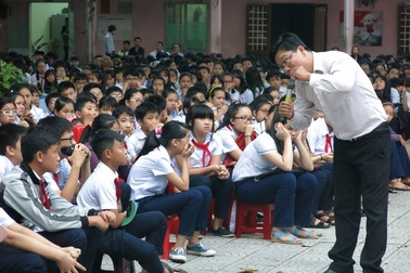 Gặp thầy giáo khiến học trò ướt mắt với những giờ học không sách vở