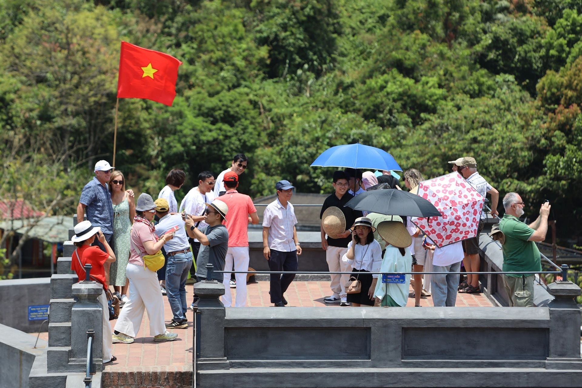 Loạt bãi biển nổi tiếng miền Trung chật như nêm dịp lễ 30/4-1/5 - 7 Loạt bãi biển nổi tiếng miền Trung chật như nêm dịp lễ 30/4-1/5 - 7