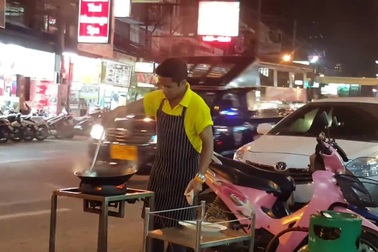 Rau muống xào" bay vèo vèo" sang đường