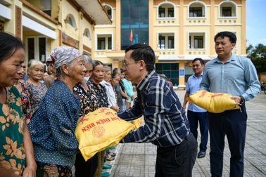 "Đúng lúc nhà vừa hết gạo thì được bạn đọc Dân trí hỗ trợ"