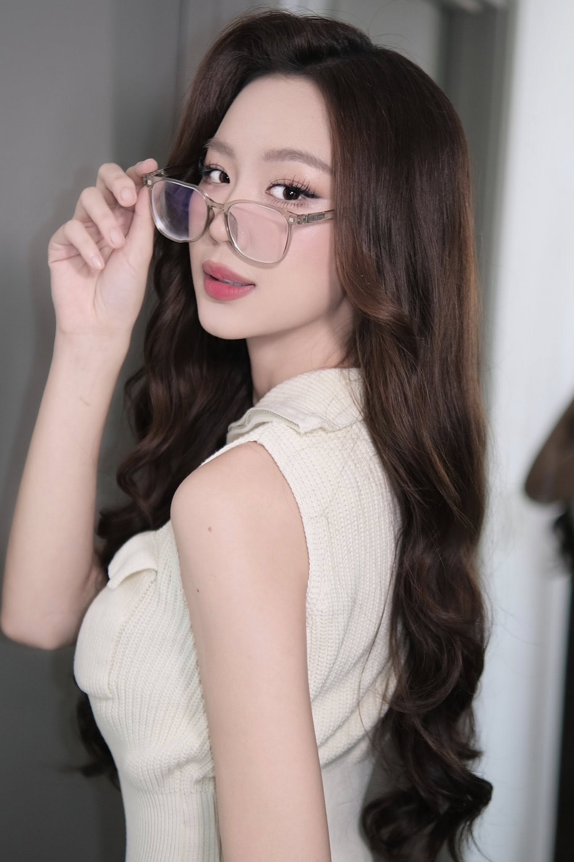 2 món phụ kiện không thể thiếu của hoa hậu 1,86m nói tiếng Anh như gió - 4