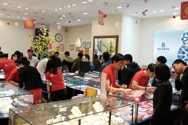 Sau ngày Thần Tài "hốt bạc", nhà vàng giảm mạnh giá bán vàng