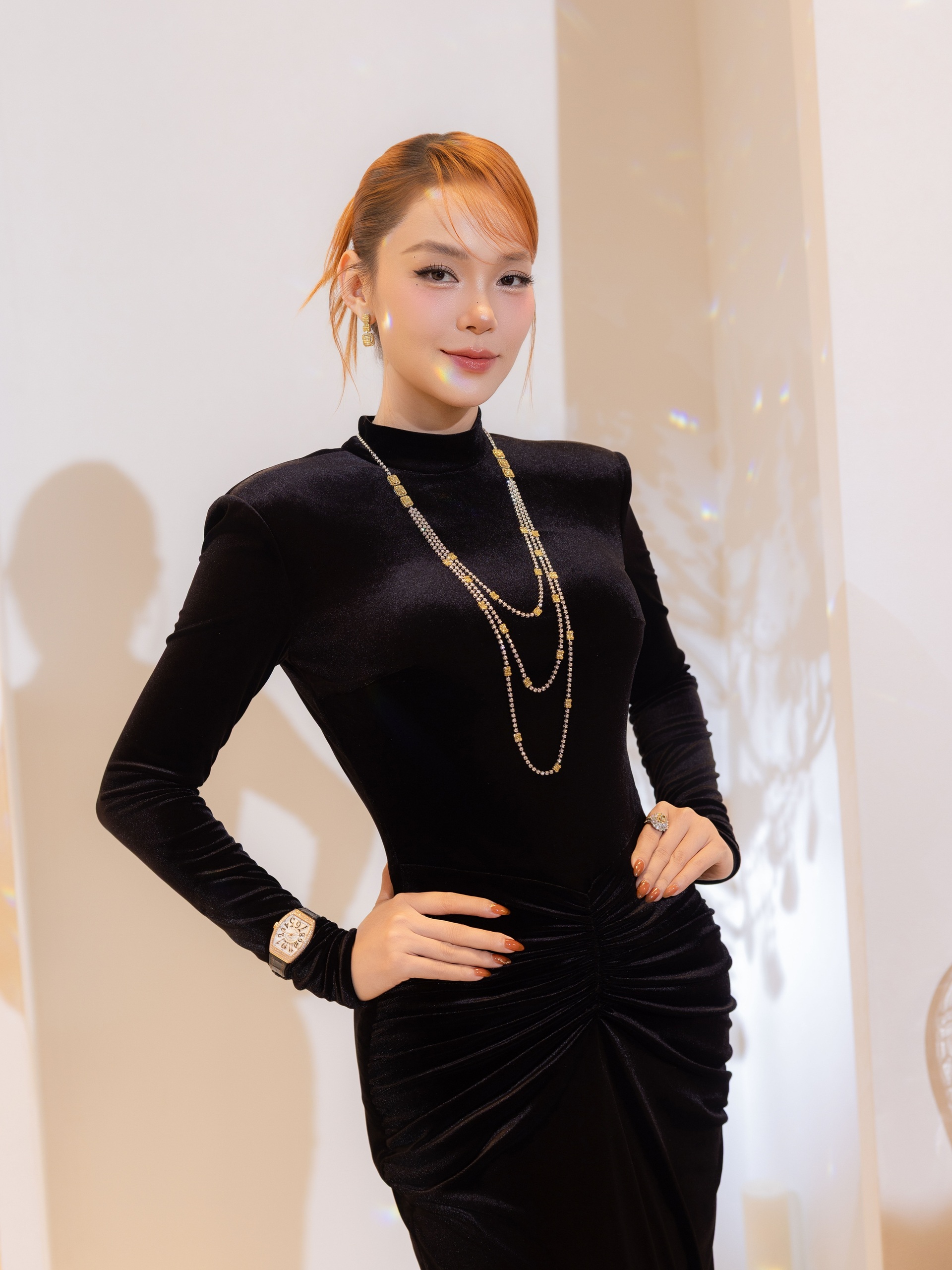 황투이, 20cm 하이힐 신고 캣워크 중 사건 처리로 논란 - 12 Hoàng Thùy gây sốt với pha xử lý sự cố khi catwalk trên giày cao 20cm - 12