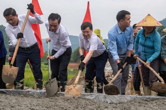 Khởi công xây dựng tuyến đường Làng Nủ - Trĩ Trong