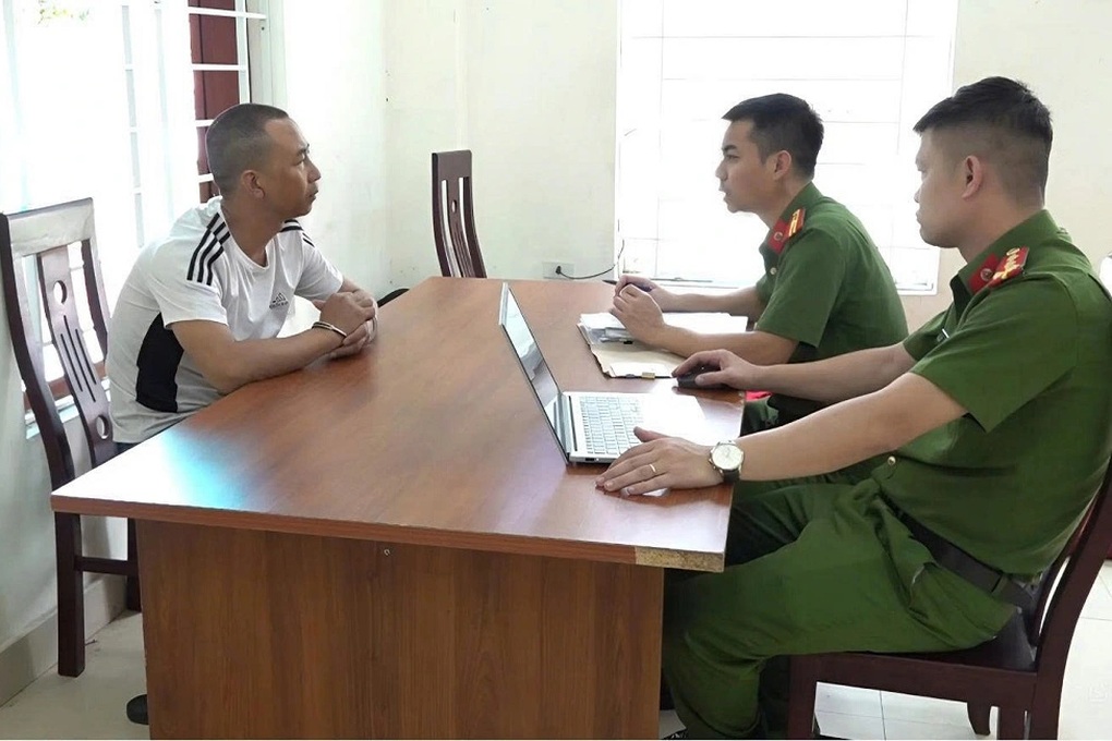 Công an rởm yêu cầu sinh viên ngồi riêng để làm “công vụ nghiêm trọng” - 1 Công an rởm yêu cầu sinh viên ngồi riêng để làm “công vụ nghiêm trọng” - 1