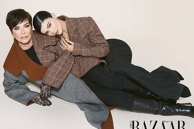 Kylie Jenner chụp hình thời trang cùng mẹ và con gái nhỏ