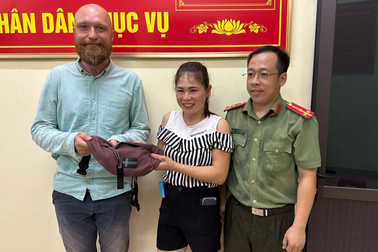 Du khách người Nga liên tục cảm ơn khi nhận lại tài sản đánh rơi