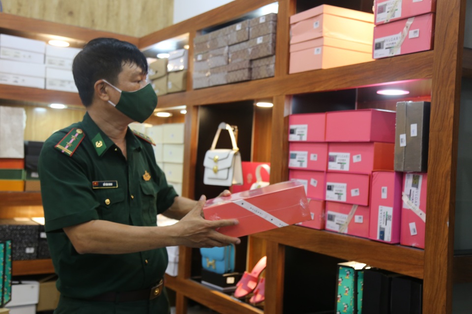 Kiểm tra kho hàng khủng chuyên bán online hàng nhái thương hiệu nổi tiếng - 3 Kiểm tra kho hàng khủng chuyên bán online hàng nhái thương hiệu nổi tiếng - 3