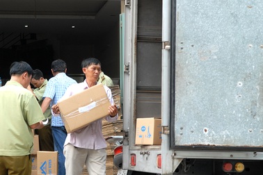 Đột kích công ty sản xuất khăn giấy ướt và mỹ phẩm giả