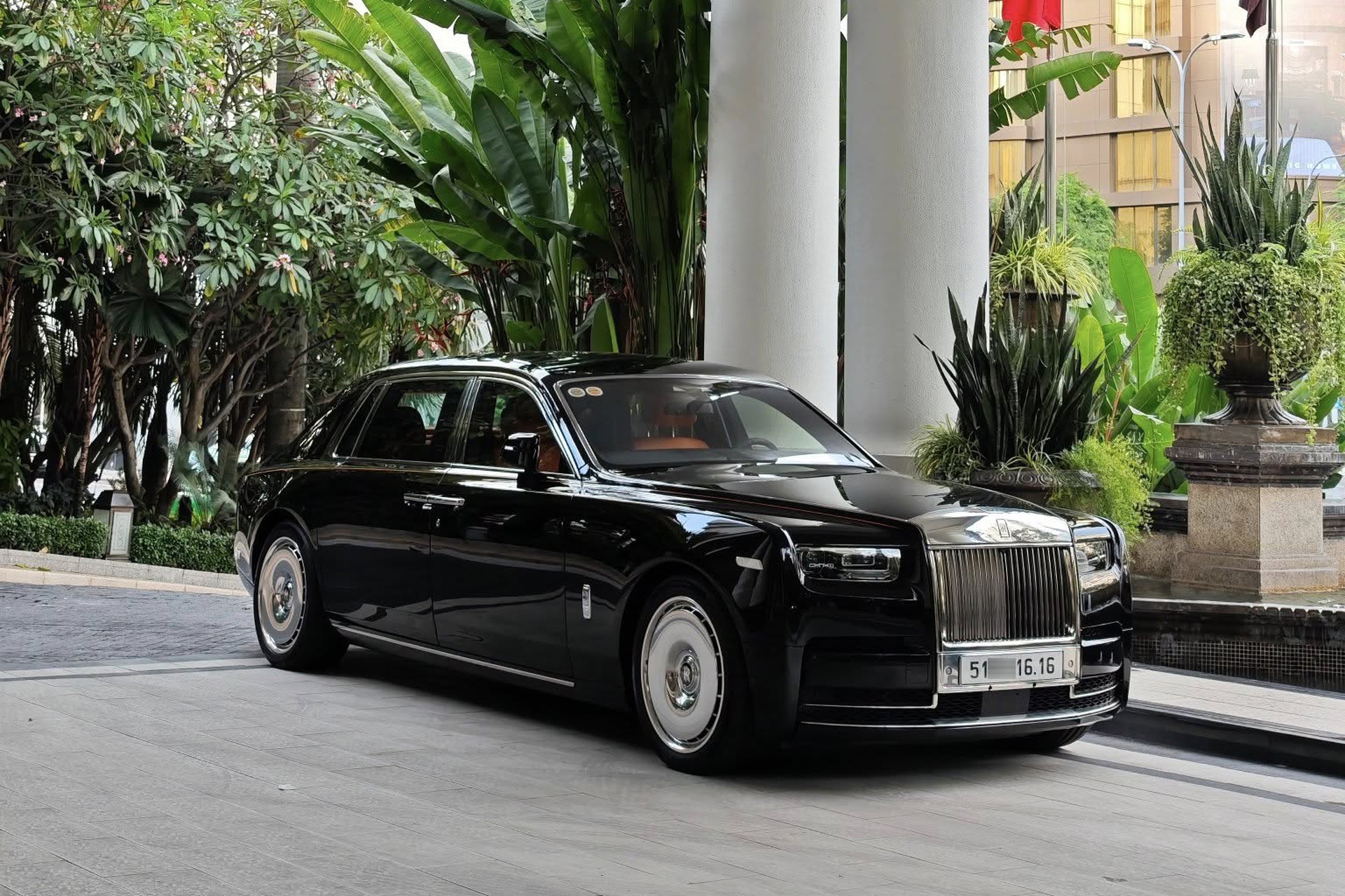 Đại gia TPHCM chi 60 tỷ mua Rolls-Royce Phantom VIII, chọn biển số 40 triệu - 1 Đại gia TPHCM chi 60 tỷ mua Rolls-Royce Phantom VIII, chọn biển số 40 triệu - 1