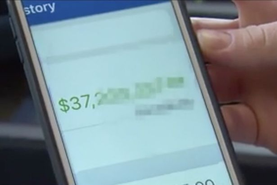 Suýt thành triệu phú vì được ngân hàng gửi nhầm cho 37 triệu USD - 2