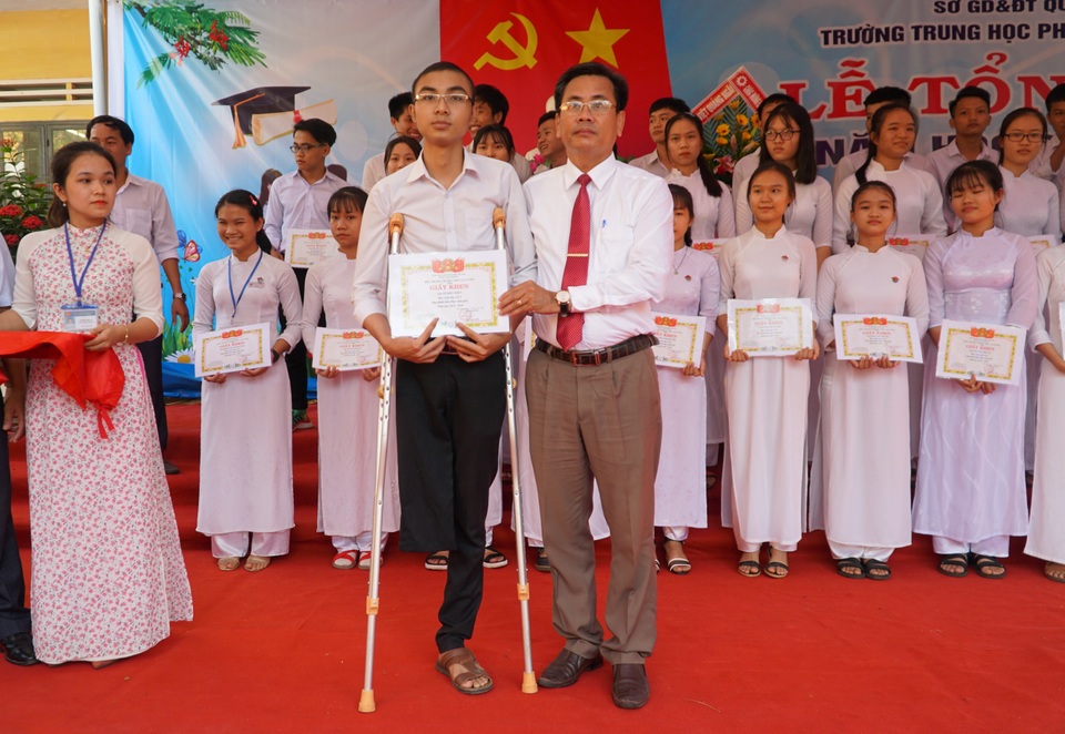 Lê Hiếu Hiển cậu học trò đặc biệt nhất phải tháo 1 chân vì ung thư xương - 3 Lê Hiếu Hiển cậu học trò đặc biệt nhất phải tháo 1 chân vì ung thư xương - 3