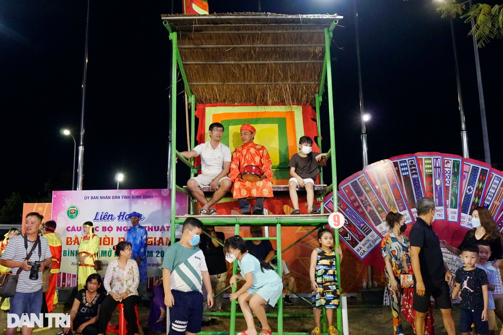 Du khách hào hứng chơi bài chòi ở phố biển Quy Nhơn - 1