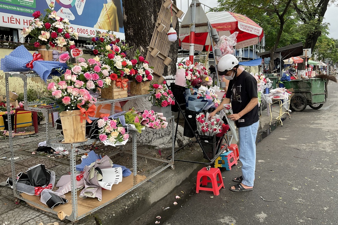 Hoa tươi tăng giá 2 -3 lần, được bán đầy đường, vắng người mua - 2