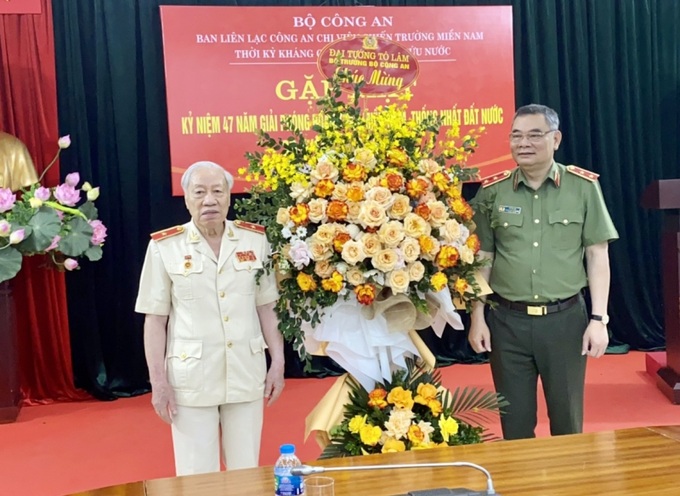 Trung tướng Tô Ân Xô, Trợ lý Bộ trưởng, Chánh Văn phòng Bộ Công An thừa ủy quyền Bộ trưởng Bộ Công An tặng hoa chúc mừng Ban liên lạc