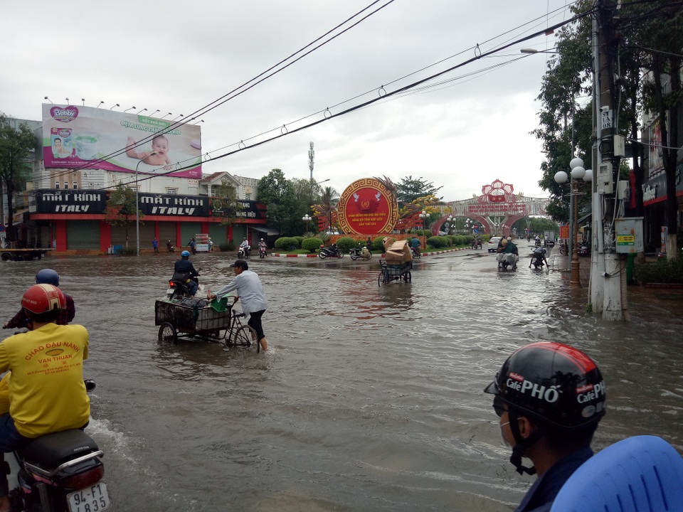 Đường phố Bạc Liêu thành sông sau trận mưa 2 tiếng - 5 Đường phố Bạc Liêu thành sông sau trận mưa 2 tiếng - 5