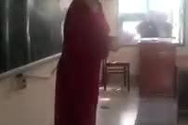 Cô giáo thưởng tiền cho học sinh trả lời đúng câu hỏi.