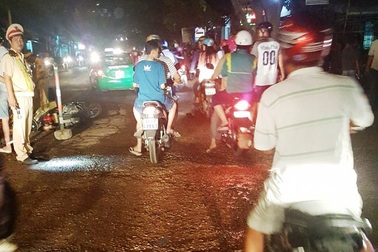 Xe đầu kéo cán chết người trong đêm rồi bỏ chạy