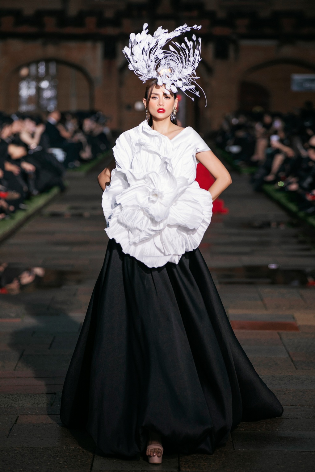 Thanh Hằng diện đầm nặng hơn 15kg, hôn má Đỗ Mạnh Cường kết show - 6