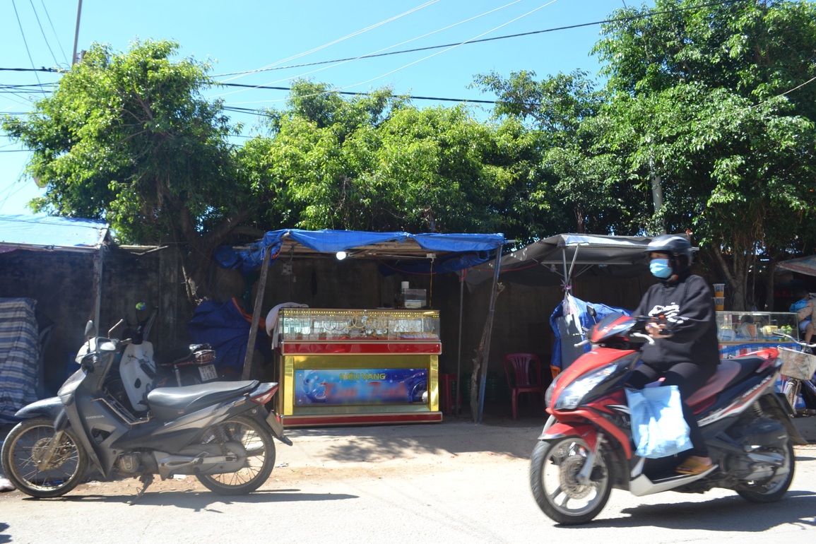 Phát sốt với tủ vàng trong lều tạm bợ không người trông coi ở Quảng Ngãi - 2 Phát sốt với tủ vàng trong lều tạm bợ không người trông coi ở Quảng Ngãi - 2