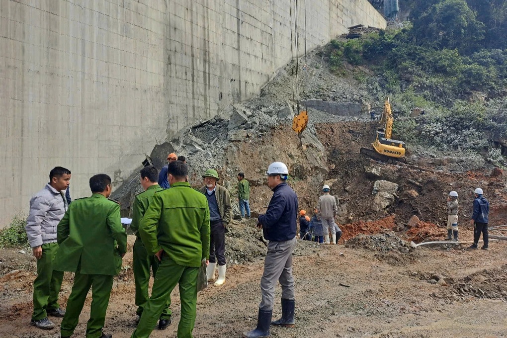Vụ 5 người gặp nạn ở Thủy điện Đăk Mi 1: Đang tìm kiếm 2 nạn nhân còn lại - 2 Vụ 5 người gặp nạn ở Thủy điện Đăk Mi 1: Đang tìm kiếm 2 nạn nhân còn lại - 2
