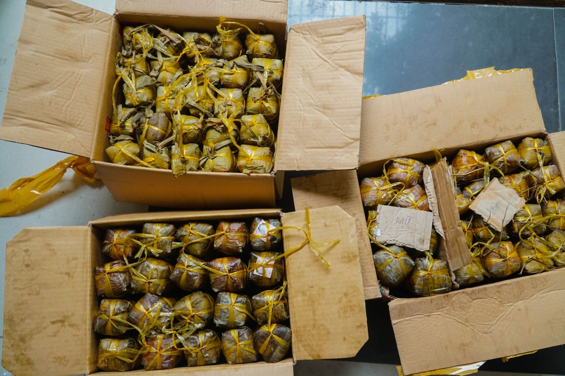 Thu nhập 30 triệu đồng bỗng mất sạch, thợ may đi bán bánh tét mưu sinh - 2 Thu nhập 30 triệu đồng bỗng mất sạch, thợ may đi bán bánh tét mưu sinh - 2