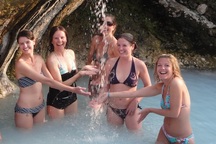 Suối nước nóng cho phép du khách tắm khỏa thân vào buổi tối