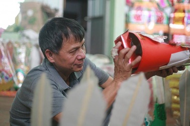 Làng nghề vàng mã hối hả trước Tết ông Công ông Táo