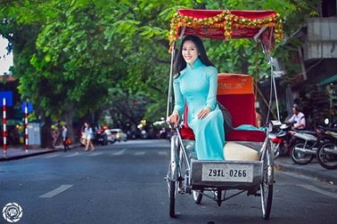 Sao Việt trên những con phố đầy cây xanh Hà Nội