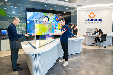 Trải nghiệm dịch vụ tại phòng giao dịch thông minh của LienVietPostBank với nhiều phần quà hấp dẫn