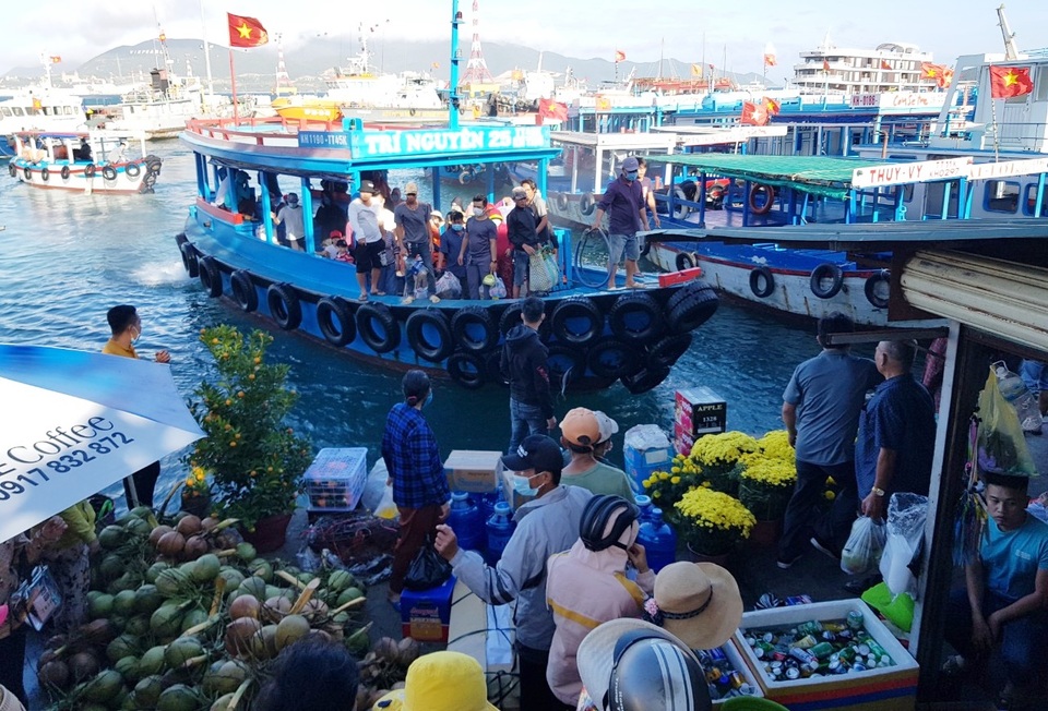 Khánh Hòa: Nhộn nhịp chở Tết ra đảo, thu tiền triệu mỗi ngày - 1 Khánh Hòa: Nhộn nhịp chở Tết ra đảo, thu tiền triệu mỗi ngày - 1