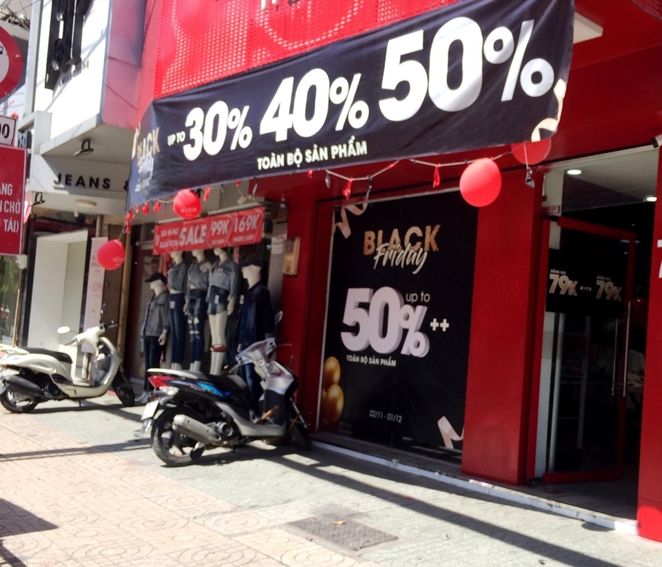 TPHCM: Người dân không mặn mà với Black Friday, dân buôn cũng héo sầu - 2 TPHCM: Người dân không mặn mà với Black Friday, dân buôn cũng héo sầu - 2