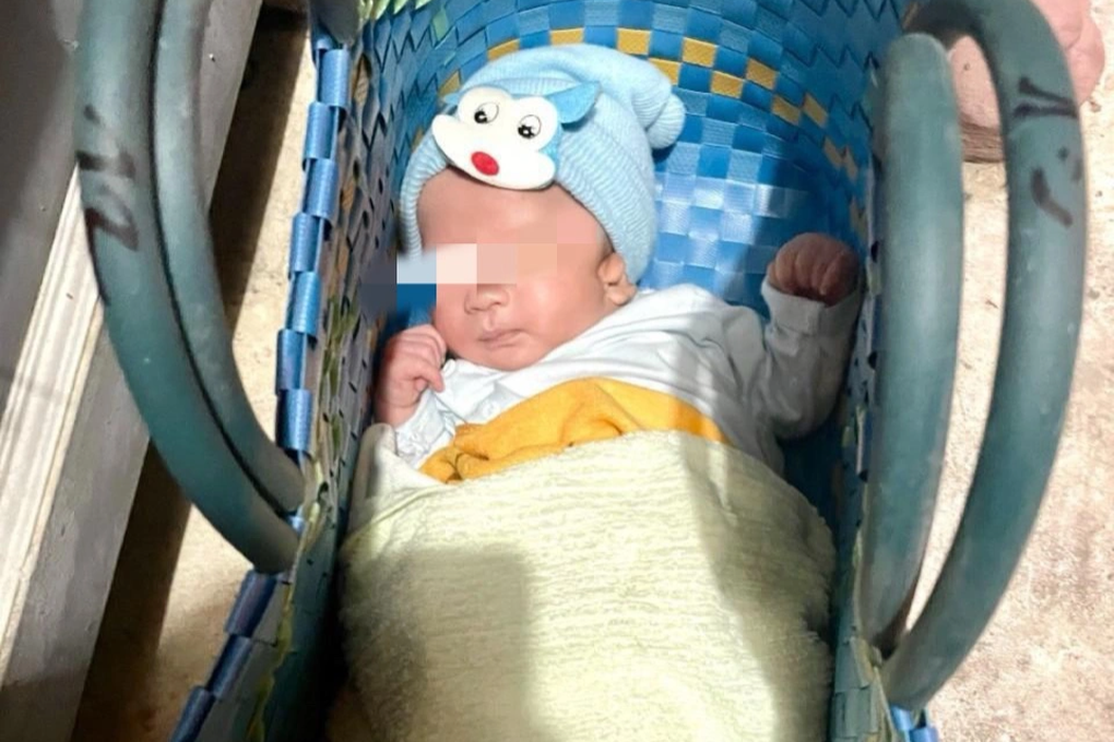 Bé trai bị bỏ rơi trước cổng chùa - 1 Bé trai bị bỏ rơi trước cổng chùa - 1