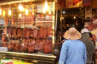 Ngày vía Thần tài, cửa hàng heo quay, vịt quay bán được cả trăm triệu đồng