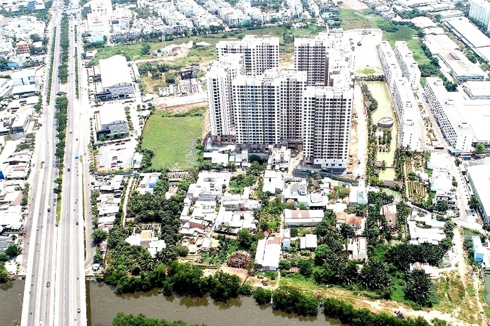 TP.HCM: Nhà ở bình dân biến mất, căn hộ 1,5 tỷ đồng hầu như tuyệt chủng - 1 TP.HCM: Nhà ở bình dân biến mất, căn hộ 1,5 tỷ đồng hầu như tuyệt chủng - 1