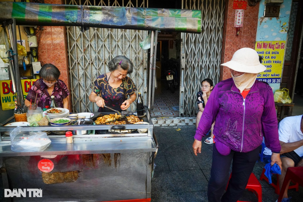 Hàng bột chiên 30 năm của chị em cụ bà ở vậy nuôi nhau - 4 Hàng bột chiên 30 năm của chị em cụ bà ở vậy nuôi nhau - 4