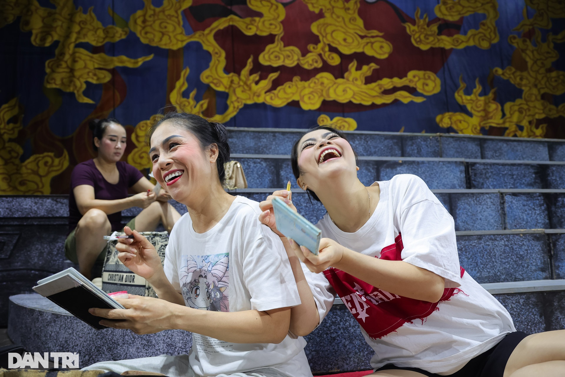 Ở nhờ nhà 15m2, đi vệ sinh chung, nghệ sĩ Tuồng vẫn hết mình với đam mê - 8 Ở nhờ nhà 15m2, đi vệ sinh chung, nghệ sĩ Tuồng vẫn hết mình với đam mê - 8